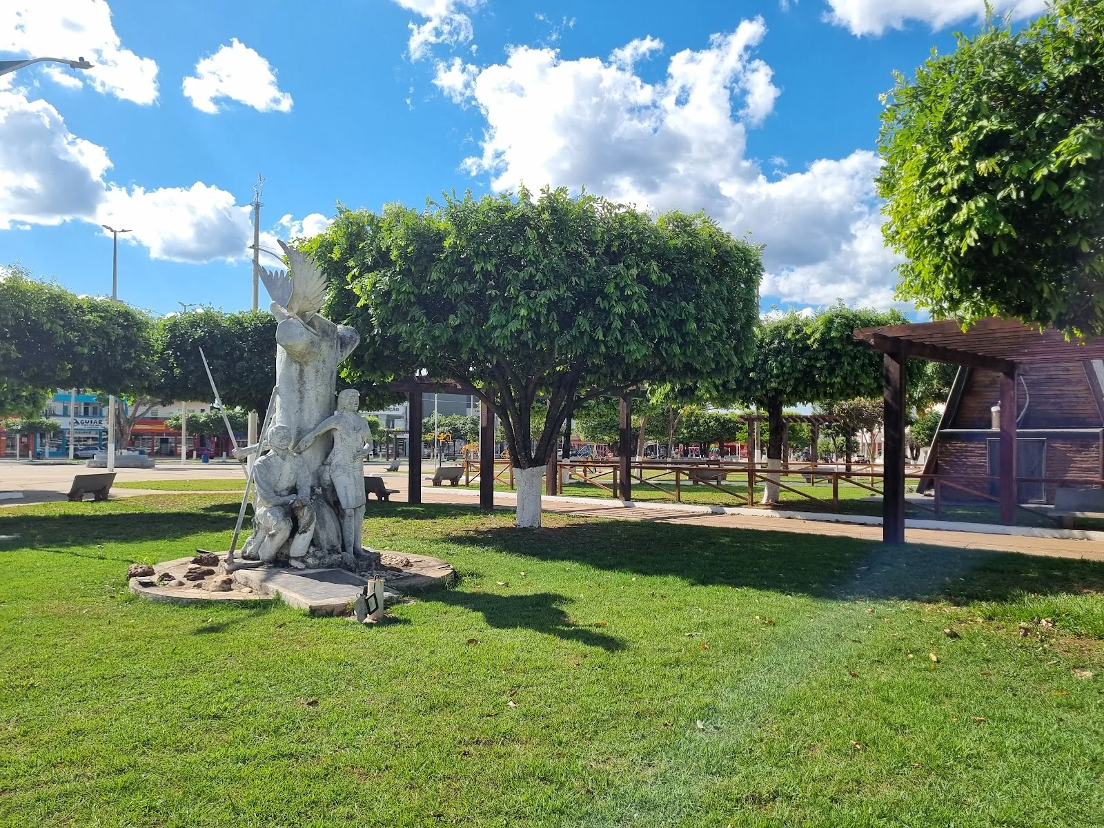 Praça da Bíblia, ponto de encontro no centro de Juína